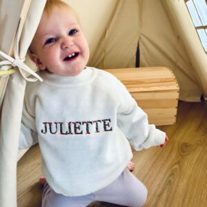 Kindertruitje met bloemenletters